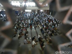 Momen Salat Jumat di Masjid Agung At-Tin