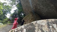 Batu-baru besar di pinggir sungai