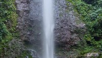 Bermain di air terjun