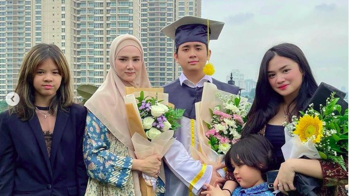 Mulan Jameela dampingi sang putra wisuda kelulusan dari SMA