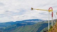 Giant Canyon Swing menjadi salah satu wahana paling ekstrem di AS. Pada beberapa titik ayunanya membentuk vertikal.  (Glenwood Caverns)