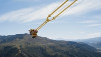Namanya juga Giant Canyon Swing. Wahana di taman hiburan di Glenwood Caverns AS itu menawarkan sensasi berayun di atas ketinggian 396 meter. Ukuran induknya pun, seperti namanya, besar luar biasa.  (Glenwood Caverns)