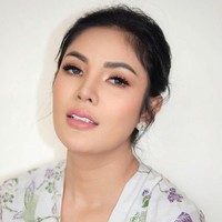 Kabar keretakan rumah tangga Nindy Ayunda dan Askara Parasady Harsono juga sempat menggemparkan publik. Hal itu dikarenakan Nindy dan Askara sebelumnya selalu terlihat harmonis. Namun belakangan Nindy pun akhirnya mengungkapkan tabiat buruk sang suami selama menjalani kehidupan pernikahan. Nindy mengaku telah mendapat KDRT dari mantan suaminya itu hingga dia pun memutuskan untuk bercerai. Foto: Instagram @nindyayunda