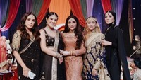 Ada banyak momen kebersamaan Olla Ramlan dan Nindy Ayunda yang dibagikan di Instagram. (Foto: dok. Instagram @ollaramlanaufar) 