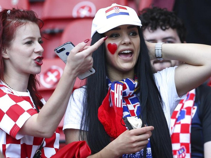 Euro 2020 telah memasuki babak 16 besar. Dalam laga fase grup sebelumnya, para suporter cantik hadir langsung untuk membakar semangat tim kesayangannya.