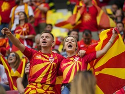 Suporter Macedonia Utara meneriakkan yel-yel untuk membakar semangat para pemain timnas negaranya saat melawan Ukraina di Stadion National Arena, Bucharest pada 17 Juni 2021. AP Photo/Vadim Ghirda, Pool.