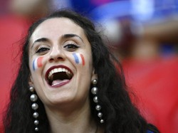 Suporter Prancis ini hadir langsung dengan merias wajahnya dengan gambar berdera negaranya. Dalam pertandingan ini, Prancis menghadapi Portugal di Puskas Arena, Budapest pada 23 Juni 2021. Franck Fife, Pool photo via AP.