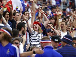 Suporter cantik asal Prancis terlihat di antara penonton yang hadir di Puskas Arena, Budapest pada 23 Juni 2021. Dia terlihat bersorak-sorai bersama suporter Prancis lainnya. Dalam kesempatan ini, Prancis bertanding melawan Portugal. Bernadett Szabo, Pool photo via AP.