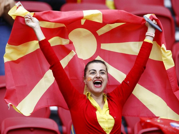 Euro 2020 telah memasuki babak 16 besar. Dalam laga fase grup sebelumnya, para suporter cantik hadir langsung untuk membakar semangat tim kesayangannya.