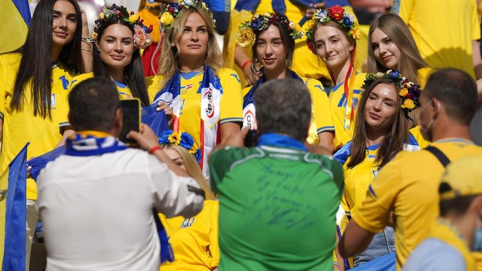 Euro 2020 telah memasuki babak 16 besar. Dalam laga fase grup sebelumnya, para suporter cantik hadir langsung untuk membakar semangat tim kesayangannya.