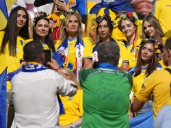 Suporter Ukraina ini sempat menyita perhatian suporter lainnya di Stadion National Arena, Bucharest pada 21 Juni 2021. Suporter wanita itu jadi pusat perhatian karena kompak mengenakan jersey Ukraina. Selain itu, mereka juga tampil cantik dengan hiasan bando bunga warna-warni. AP Photo/Vadim Ghirda.