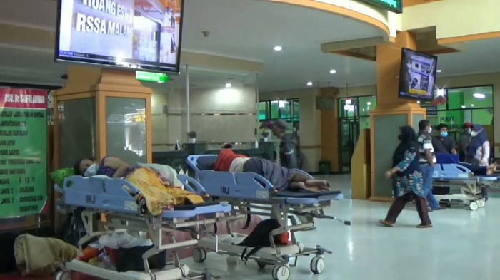 Pasien di RSSA Kota Malang proses tunggu di lobi