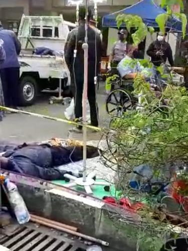 Pasien tidur di parkiran di depan RSUD Bekasi (tangkapan layar)