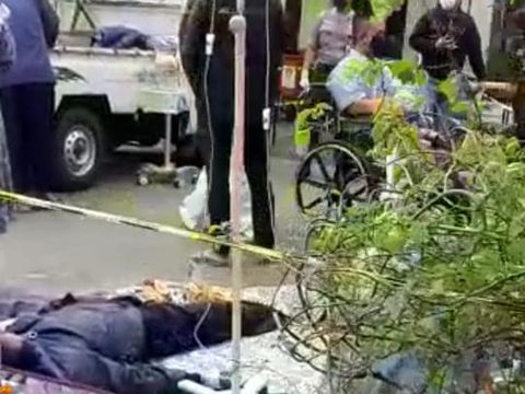 Pasien tidur di parkiran di depan RSUD Bekasi (tangkapan layar)