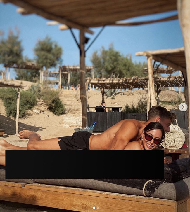 Patricia ‘Paddy’ Noarbe baru-baru ini menjadi atensi karena unggahannya di Instagram. Dia memperlihatkan dirinya berpose dipeluk Marcos LIronte saat mereka menjalani isolasi di Mykonos, Yunani akhir pekan kemarin. Patricia tampak tampil topless hanya mengenakan celana dari bikininya. Foto: Dok. Instagram @paddy.8