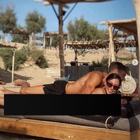 Patricia ‘Paddy’ Noarbe baru-baru ini menjadi atensi karena unggahannya di Instagram. Dia memperlihatkan dirinya berpose dipeluk Marcos LIronte saat mereka menjalani isolasi di Mykonos, Yunani akhir pekan kemarin. Patricia tampak tampil topless hanya mengenakan celana dari bikininya. Foto: Dok. Instagram @paddy.8