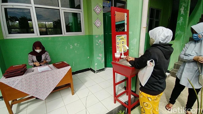 Pembagian rapor siswa SD di Kabupaten Ciamis tetap dilakukan secara langsung