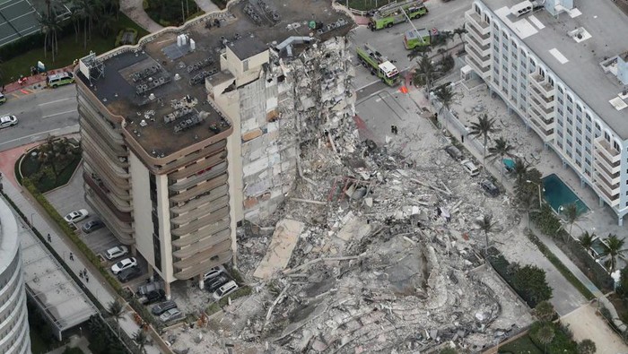 This aerial photo shows part of the 12-story oceanfront Champlain Towers South Condo that collapsed early Thursday, June 24, 2021 in Surfside, Fla. (Amy Beth Bennett /South Florida Sun-Sentinel via AP)