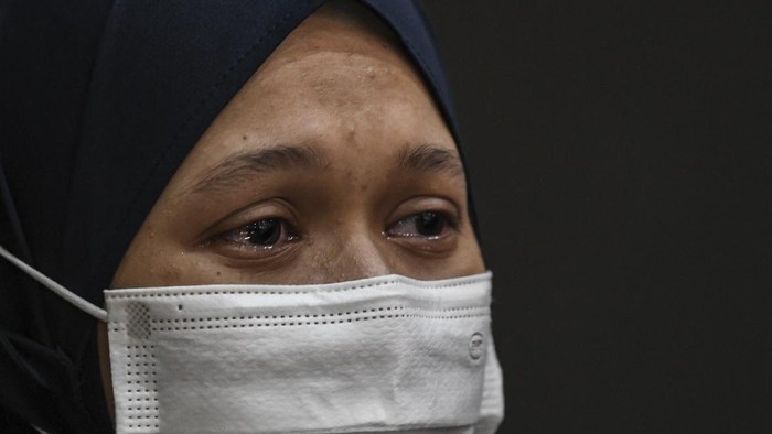 Penghormatan Terakhir Nakes Wisma Atlet yang Gugur Karena Corona Seorang tenaga kesehatan meneteskan air mata saat melepas jenazah rekannya Liza Putri Noviana di Rumah Sakit Darurat COVID-19 (RSDC) Wisma Atlet Kemayoran, Jakarta, Kamis (24/6/2021). Liza merupakan tenaga kesehatan pertama di RSDC yang meninggal dunia karena terpapar COVID-19. ANTARA FOTO/M Risyal Hidayat/rwa.