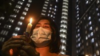 Upacara pelepasan jenazah dipimpin Pangdam Jaya, Mayjen TNI Mulyo Aji. Suasana haru menyelimuti peserta saat melepas jenazah Liza Putri Noviana. Liza merupakan tenaga kesehatan rumah sakit darurat COVID-19 (RSDC) Wisma Atlet Kemayoran yang gugur karena COVID-19.