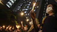 Sejumlah tenaga kesehatan membawa lilin untuk memberi penghormatan terakhir kepada mendiang Liza (24) di RSDC Wisma Atlet Kemayoran, Jakarta, Kamis (24/6/2021).