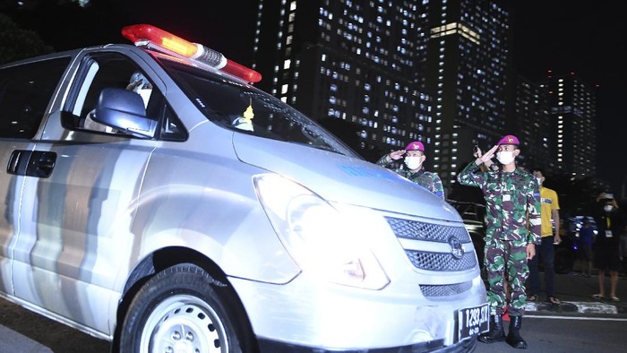 Penghormatan Terakhir Nakes Wisma Atlet yang Gugur Karena Corona Prajurit Korps Marinir TNI AL memberi hormat kepada mendiang Liza Putri Noviana di Rumah Sakit Darurat COVID-19 (RSDC) Wisma Atlet Kemayoran, Jakarta, Kamis (24/6/2021). Liza merupakan tenaga kesehatan pertama di RSDC yang meninggal dunia karena terpapar COVID-19. ANTARA FOTO/M Risyal Hidayat/rwa.