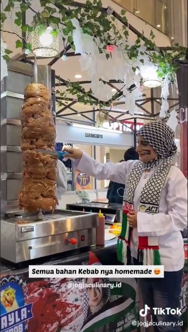 Inspiratif! Wanita Cantik Penjual Kebab Ini Donasikan Sebagian Penghasilan untuk Palestina