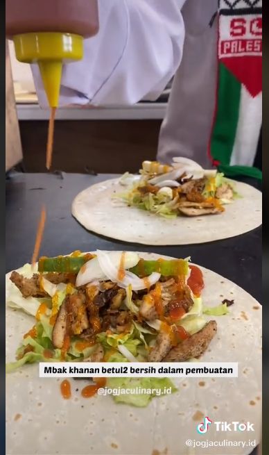 Inspiratif! Wanita Cantik Penjual Kebab Ini Donasikan Sebagian Penghasilan untuk Palestina