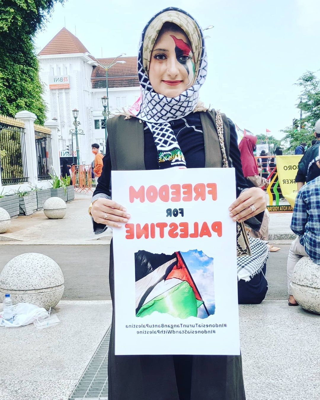 Inspiratif! Wanita Cantik Penjual Kebab Ini Donasikan Sebagian Penghasilan untuk Palestina