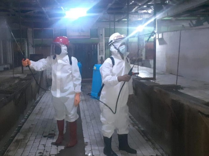 Penyemprotan disinfektan di pasar-pasar tradisional kota pasuruan