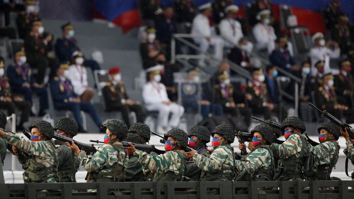 Peringati Perang Kemerdekaan, Venezuela Gelar Parade Militer Venezuela memperingati 200 tahun perang kemerdekaan di tengah pandemi COVID-19. Peringatan dimeriahkan parade militer.