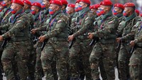 Di masa pandemi COVID-19 yang juga melanda Venezuela, para militer terlihat menggunakan masker.
