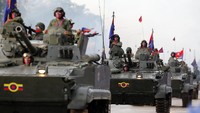 Tank-tank diterjunkan dalam parade militer peringatan perang kemerdekaan Venezuela. 