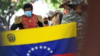 Salah seorang warga berpakaian seperti pahlawan kemerdekaan Venezuela Simon Boliviar di Caracas.