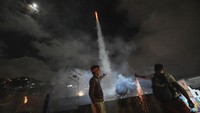 Selain itu, warga juga merayakan dengan pesta kembang api.