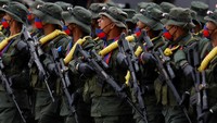 Tentara Venezuela berbaris dalam parade militer yang menandai peringatan 200 tahun pertempuran Carabobo, Kamis (24/6) waktu setempat. 
