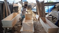 erajin menyatakan sejak awal Juni 2021 permintaan peti jenazah seharga Rp1 juta per peti yang didistribusikan ke berbagai rumah sakit rujukan COVID-19 di Kota Bandung tersebut mengalami peningkatan hingga 80 persen atau 12 peti per hari dibandingkan bulan sebelumnya.