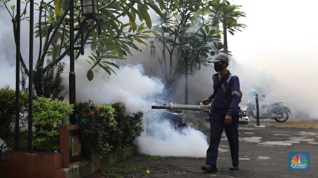 Petugas Puskesmas Jagakarsa menyemprot fogging di Perumahan RT 07/07 Kawasan, Jagakarsa, Jakarta Selatan, Jumat (25/6). (CNBC Indonesia/Muhammad Sabki)