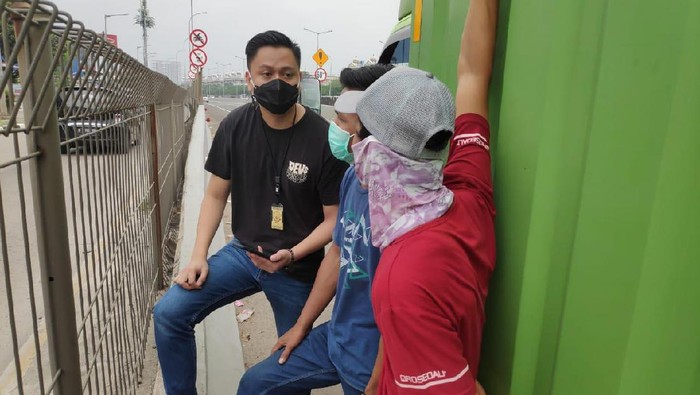 Polisi tangkap pria yang palak sopir truk di Jakbar