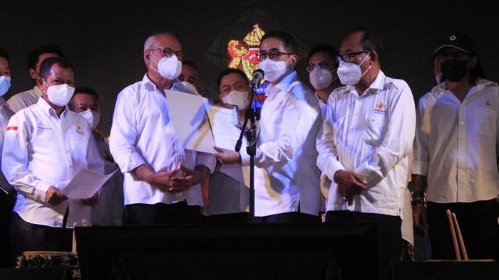 Ketua Kadin Provinsi NTT Abraham Paul Lianto bersama jajaran pengurus mendeklarasikan dukungan kepada Calon Ketua Umum Kadin Indonesia Arsjad Rasjid.