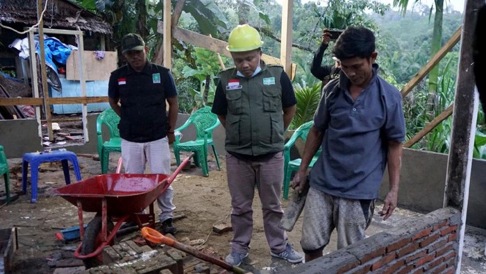 Potret Recovery Pascagempa Sulawesi Barat Gempa yang terjadi di Sulawesi Barat pada Januari 2021 lalu masih menyisakan duka untuk para korban. Tak sedikit dari mereka yang harus kehilangan tempat tinggal, keluarga, bahkan harus merelokasi tempat tinggal mereka ke tempat baru karena lokasi lama tak bisa lagi ditempati.