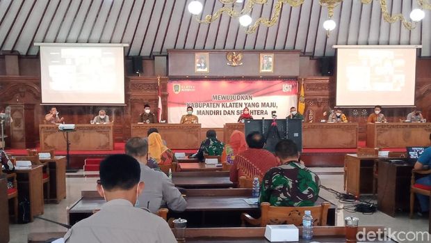 Rakor penanganan COVID-19 di pendapa Pemkab Klaten, Jumat (25/6/2021).