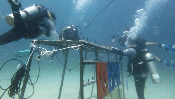 Ramai-ramai Restorasi Terumbu Karang di Minahasa Aktivitas restorasi terumbu karang dilakukan di perarian Pantai Pulisan, Kecamatan Likupang, Kabupaten Minahasa Utara.