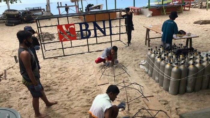 Ramai-ramai Restorasi Terumbu Karang di Minahasa Aktivitas restorasi terumbu karang dilakukan di perarian Pantai Pulisan, Kecamatan Likupang, Kabupaten Minahasa Utara.