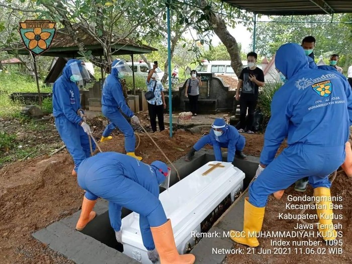 Relawan Muhammadiyah Makamkan Jenazah Corona Kristen