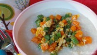 Untuk menambah asupan sayuran, bubur ayam bisa ditambahkan wortel dan buncis yang dipotong kecil. Rasa bubur ayam yang manis gurih ini makin enak. Lihat cara membuatnya di Resep Ini. Foto: detikfood