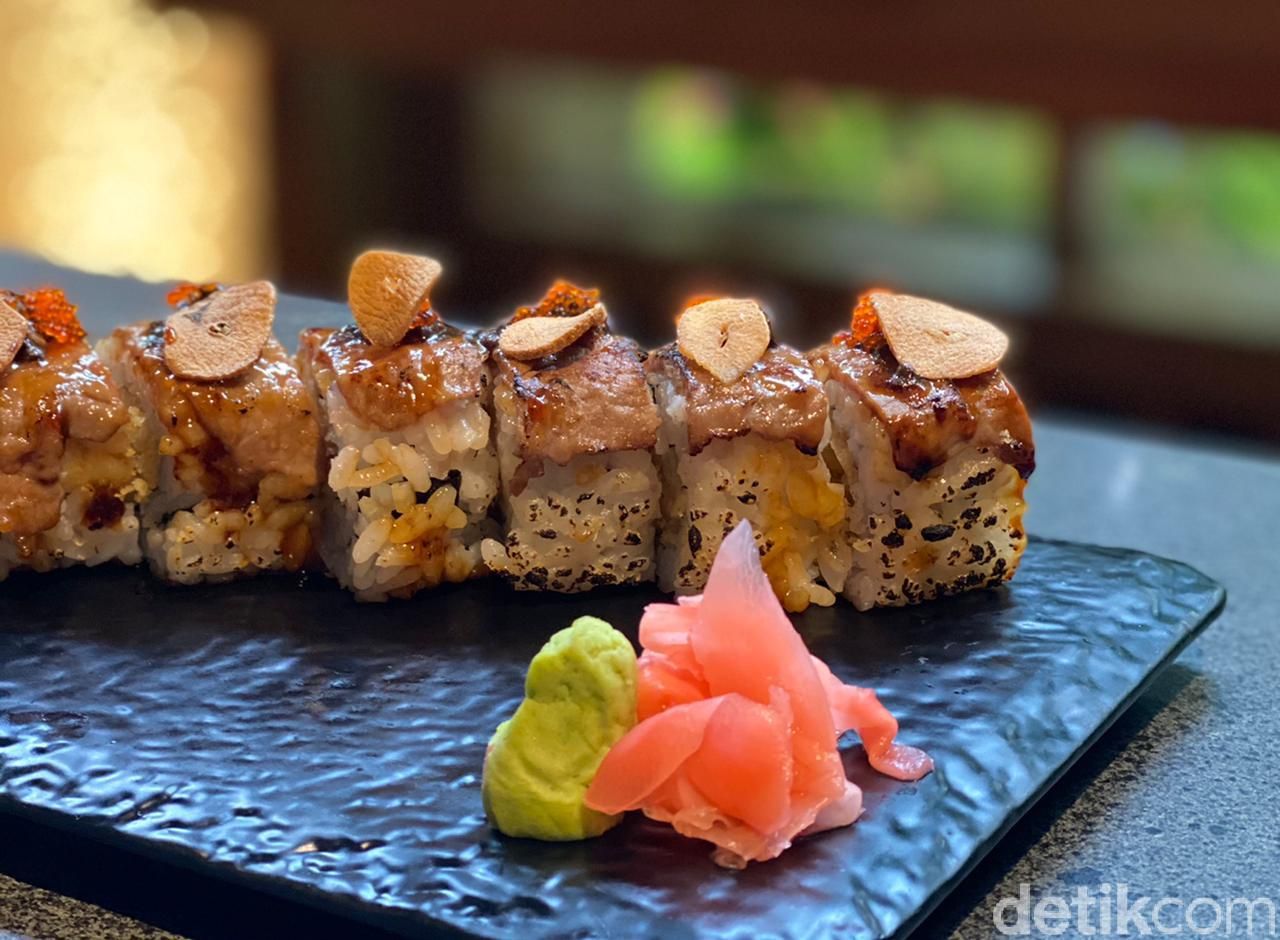 Ролл трюфель. Суши с черным трюфелем. Красивая подача. Ролл канада с лососем. Мега ролл трюфель.