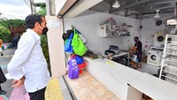 Jokowi berbincang-bincang dengan pelaku usaha warung dan laundry di lokasi PPKM Mikro Rawasari.
