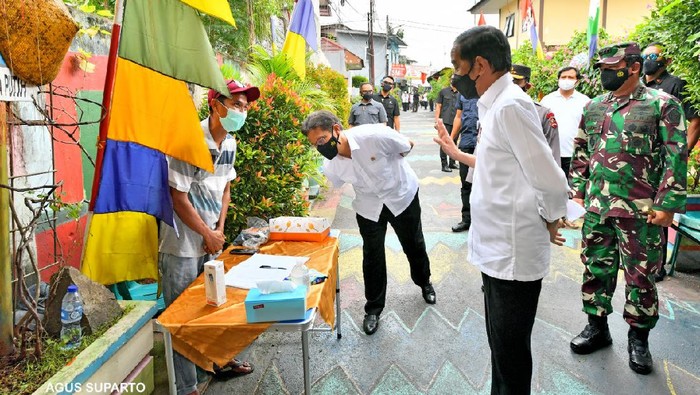 Presiden Jokowi meninjau lokasi PPKM di RW 01 Rawasari, Cempaka Putih, Jakarta. Jokowi mengaku kunjungannya ini bersifat dadakan.