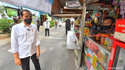 Saat Jokowi Sidak Lokasi PPKM Mikro di Cempaka Putih